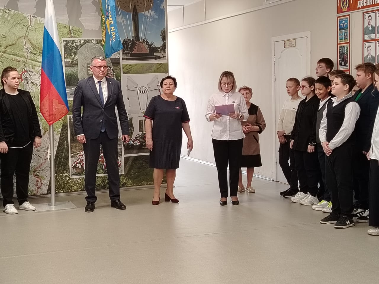 Редкий трофей передали бойцы из зоны СВО в школьный музей.
